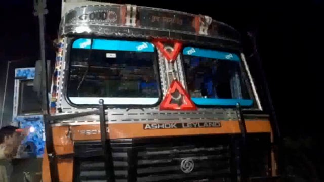 सड़क निर्माण कर रहें 5 मजदूरों को ट्रक ने रोधा 2 की मौत तीन की हालत गंभीर