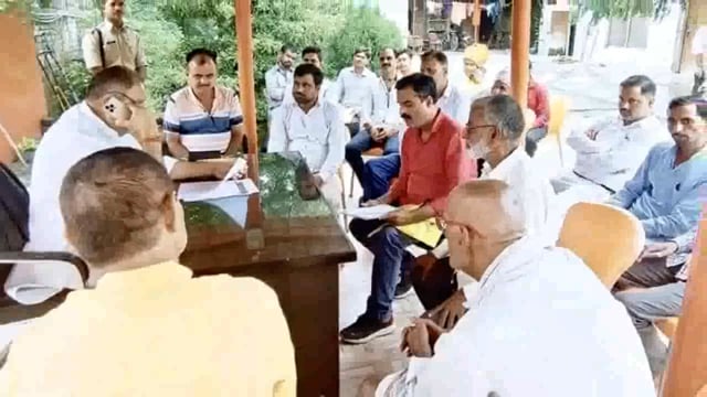 तरबगंज विधायक प्रेम नारायण पांडेय ने जनता दर्शन में विभिन्न क्षेत्र से आए लोगों की सुनी समस्याएं