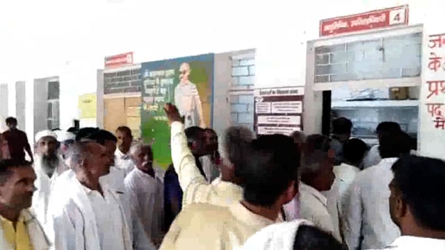 छाता कोका कोला कंपनी का कारनामा आया उप जिलाधिकारी छाता के सामने दूरस्थ ग्रामीण क्षेत्र में जाकर कर रही है कंपनी जल दोहन