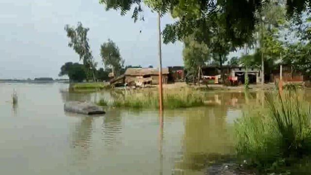 पिकोरा व भरवठिया में राप्ती का जल अस्तर बढ़ा खतरे में पिकोरा व भरवठिया गाँव ग्रामीणों में दहशत ।