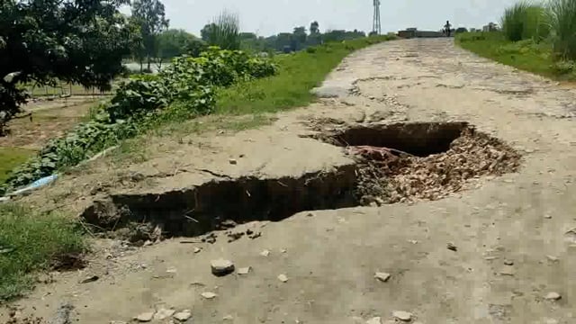 मन्निजोत बिथरिया मार्ग पर भरवठिया बाजार गांव में राप्ती पुल के पास कट रहा एप्रोच लोगों ने PWD के जिम्मदरो से कि शिकायत