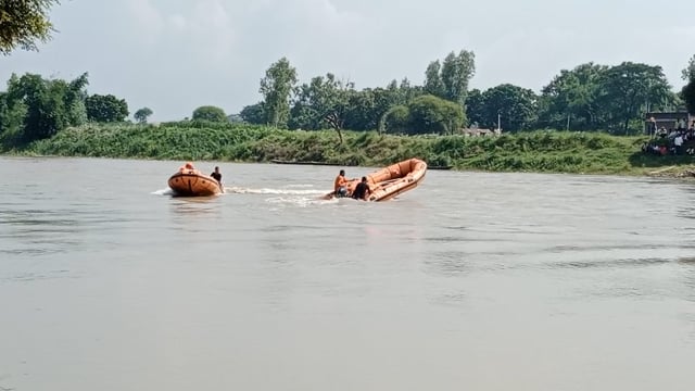 स्कूल से घर लौट रहे नाव से छात्र नदी में डूबा 24 घंटे बाद भी नहीं मिला छात्र