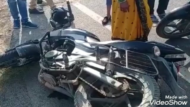 आटा थाना क्षेत्र के नेशनल हाईवे पर बाइक से जा रहे हैं अध्यापक को किसी अज्ञात वाहन ने मारी जोरदार टक्कर