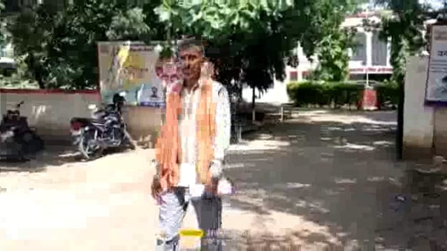 पिता को आत्महत्या के लिए मजबूर करने के आरोपियों की गिरफ्तारी की मांग