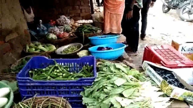 फल और सब्जियों में महंगाई के कारण आम आदमी है परेशान#Bara Prayagraj 