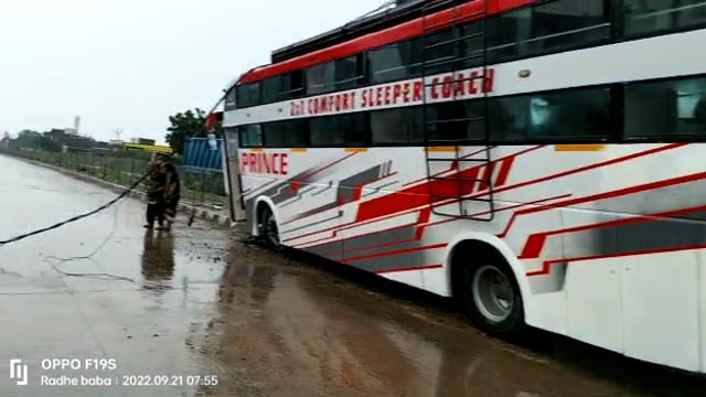 जालौन
अचानक से सड़क पर आ गया  सांड
बस की लगी टक्कर तो विद्युत पोल से जा टकराया
विधुत केविल टूटकर बस पर गिरी
हादसा टला 