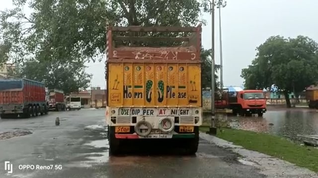 जालौन
अवैध खनन परिवहन में लगे हुए एक ट्रक को पकड़कर कोतवाली जालौन में दाखिल कराया गया है 