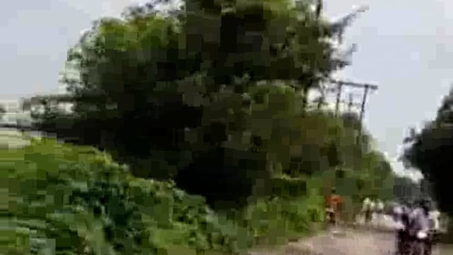 सड़क में गड्ढा या गड्ढे में सड़क