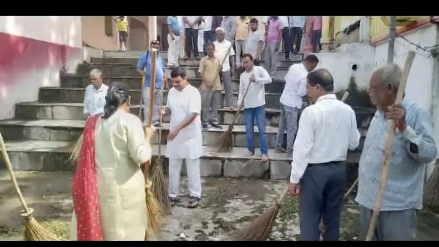 नगर नानपारा जुबली गंज स्थित मंदिर पर  प्रधानमंत्री के जन्मदिन पर डॉ आनंद गौर समस्त सभासद गण नगर पालिका सफाई नायक भाज