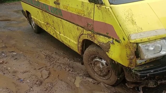 अजीतमल कान्हा इंटरनेशनल की गाड़ी सिकरोड़ी अमाउता मार्ग पर पलटी बच्चों को ले जा रही थी वैन