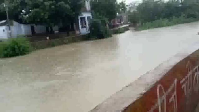 जालौन,कोंच:लगातार हो रही बारिश से बढा मलंगा नाले का जलस्तर इलाकाई लोगों में दिखी बैचेनी