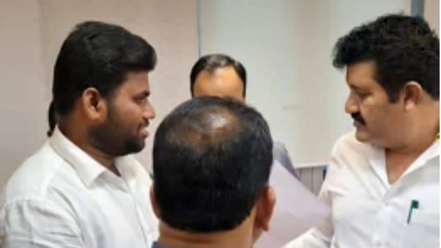 माजी कृषी सभापती बापूराव राठोड यांनी कॅबिनेट मंत्री संजय राठोड यांची मुंबई येथे घेतली भेट