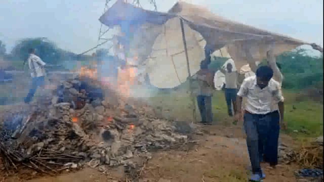डिरावली में श्मशान इस्थल पर ग्रामीणों ने बरसात की वजह से तिरपाल लगा कर किया अंतिम संस्कार, श्मशान पर नही है टीनशेड ।