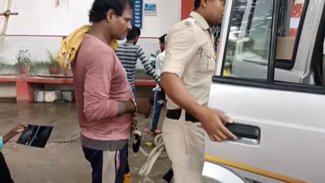 सलैया पुलिस ने खजुवतिया टोले सिरिस कुटुमा गांव में 30 लीटर महुआ शराब के साथ एक धंधेबाज को किया  गिरफ्तार 