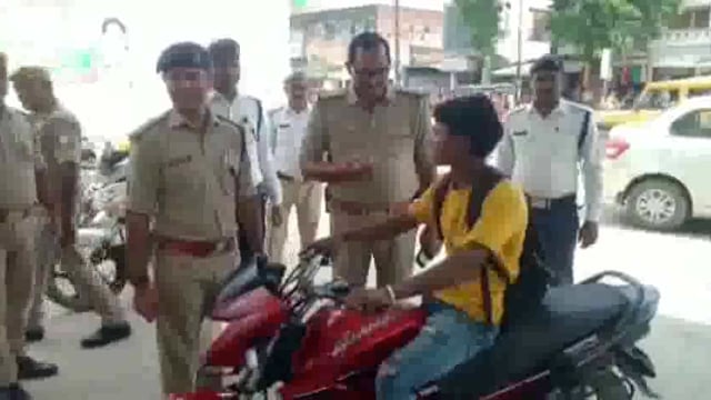 मऊ यातायात प्रशासन की पहल हेलमेट नहीं तो नहीं मिलेगा पेट्रोल के तहत चला अभियान की जा रही चेकिंग