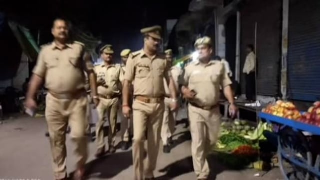 लालगंज कस्बे में होने वाले आगामी त्योहारों को लेकर कस्बे में निकाली गई फ्लैग मार्च।