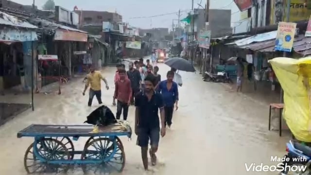 कदौरा नगर में 20 घंटे से हो रही लगातार बारिश के चलते वजह से हुए हालात लोगों का जनजीवन हुआ अस्त व्यस्त