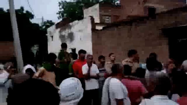 अर्जुन टोडर में विद्युत पोल में करंट आने से गाय की मौत: 20 वर्षीय युवती गंभीर