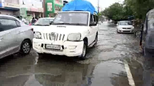 बीएसए रोड बना ताल तलैया , सड़कों पर फैली गंदगी:नगर निगम को कोसते नजर आए राहगीर 