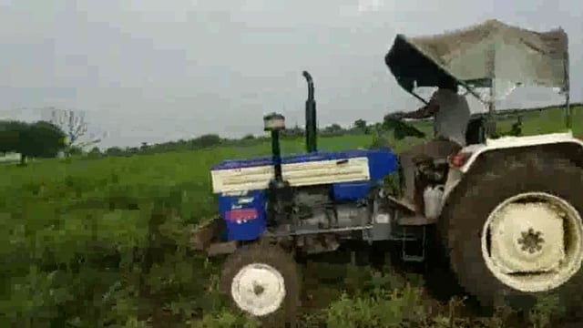 अमरावतीत अतिवृष्टीमुळे चिंतातुर बळीराजांने सोयाबीन खराब झालेले ट्रॅक्टरने टाकले भरडून