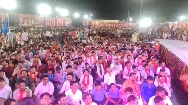 कोसीकला के नवीन अनाज मंडी में हुआ खाटू श्याम भजन संध्या का आयोजन लगी भजन संध्या सुनने वाले लोगों की अपार भीड़