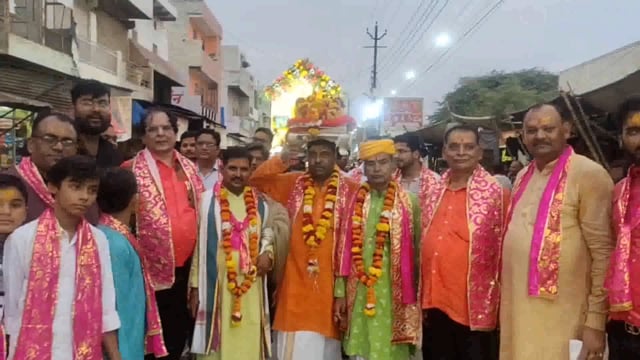 कोसीकला में बड़े ही धूमधाम और मधुर बैंड बाजों के साथ निकली झंडा पूजन की सवारी