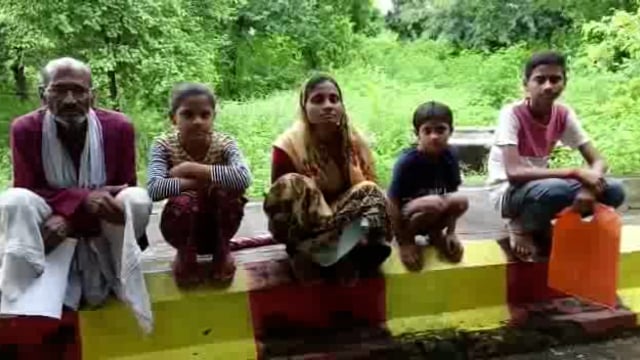 विधवा महिला ने परिवार सहित डीएम कार्यालय पहुँचकर डीएम से की आर्थिक सहायता की मांग