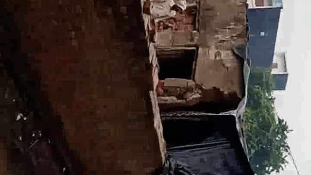 तहसील खैर के क्षेत्र में पड़ रही 48 घंटे से बारिश किसानों के चेहरे पर मायूसी नजर आई