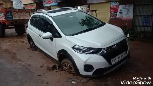 खबर औरैया से लगातार हो रही बारिश से कई वर्ष पुराना पेड़ गिरा जलभराव के कारण गड्ढे में धंसी गाड़ी