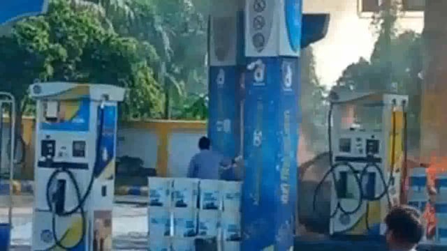 पेट्रोल पंप पर पेट्रोल भर आते समय कार में लगी आग, पेट्रोल पंप पर मची भगदड़#Bara Prayagraj 