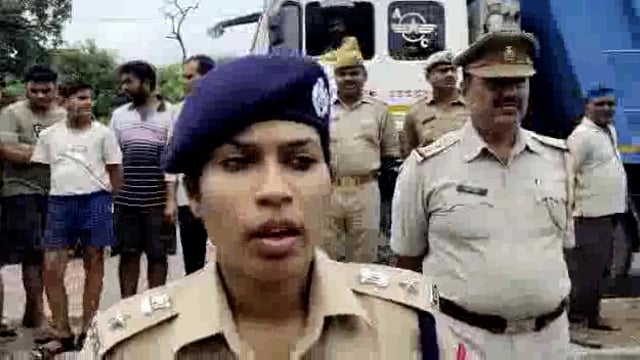 औरैया ,पुलिस अधीक्षक चारू निगम द्वारा बताया गया की फायर  स्टेशन है।पर तालाब का पानी आ जाने से पानी फायर स्टेशन में घुसा