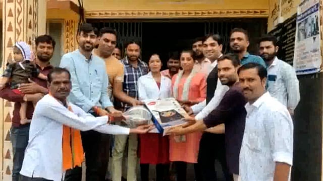 प्राथमिक स्वास्थ्य केंद्र माकड़ोन में स्वर्गीय लक्ष्मी नारायण गामी स्मृति में किया इंडक्शन सामग्री भेंट की