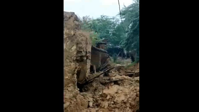 बलदेव ब्लॉक के गांव ततरोता में बारिश से हुए जलभराव के बाद करीब आधा दर्जन मकान फटे ग्रामीणों ने मदद की गुहार लगाई