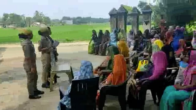 बाघराय थाना क्षेत्र में गांव गांव चौपाल लगाकर महिलाओं को 1090 1098 1076 के बारे में किया जा रहा जागरूक