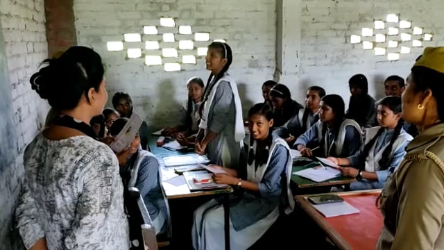 प्रतापगढ़ जिले के बाघराय थाना क्षेत्र के प्रत्येक विद्यालयों में छात्राओं को महिला कांस्टेबल द्वारा किया जा रहा जागरूक