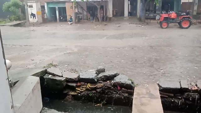 अलीगढ़ मैं भारी वर्षा को ध्यान में रखते हुए अभी 2 दिन विद्यालय और रहेंगे बंद