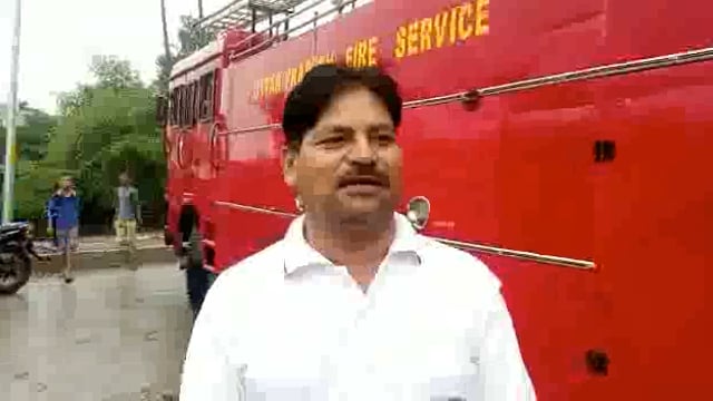 औरैया के फायर स्टेशन पर हुए जलभराव के बारे जानकारी देते लोग