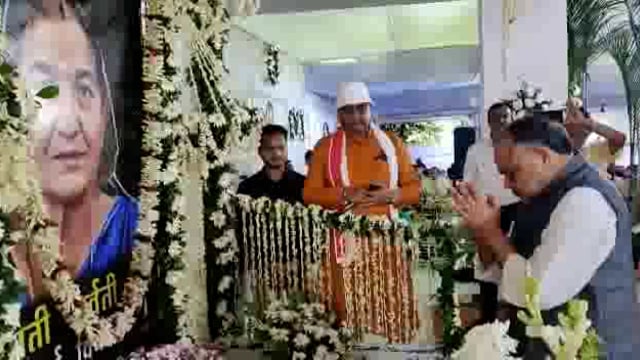 नेता प्रतिपक्ष सम्राट चौधरी के मां के निधन पर श्रद्धांजलि देने पहुंचे मंत्री सांसद विधायक सहित कई दलों के नेता