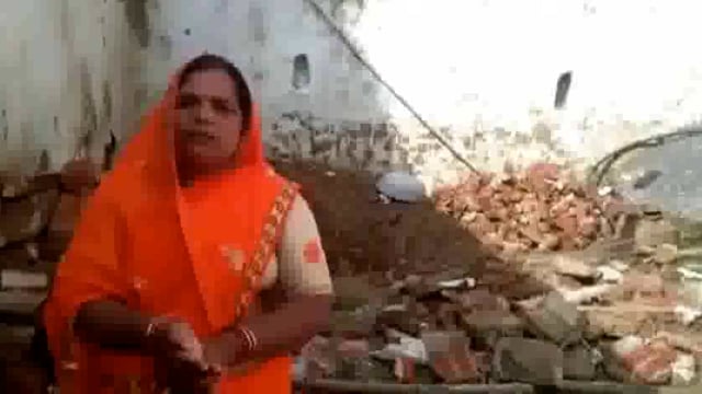 कोंच:अधिकारियों के बार-बार चक्कर लगाने के बाद भी नहीं मिला प्रधानमंत्री आवास योजना के तहत घर