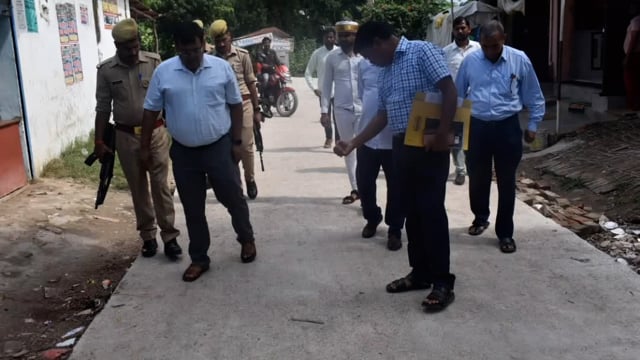 बरगदवा में डीएम ने किया सीसी सड़क एवं नाली निर्माण का निरीक्षण ।