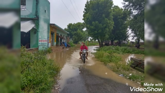 जसवंतपुर में आधे गांव के घरों में घुसा बंबे का पानी