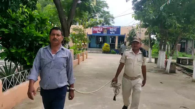 बदरखा गांव से फरार वारंटी को पुलिस ने गिरफ्तार कर भेजा जेल