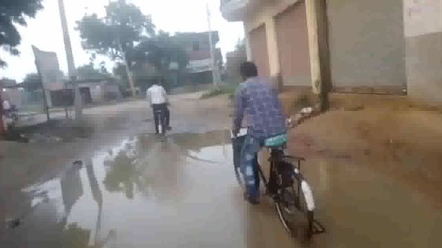 कन्नौज के इंदरगढ़ के पटेल नगर तिराहे से काली देवी मंदिर जाने वाली सड़क बनी तालाब 2 फुट गहरा भरा पानी पी डब्ल्यू डी विभाग