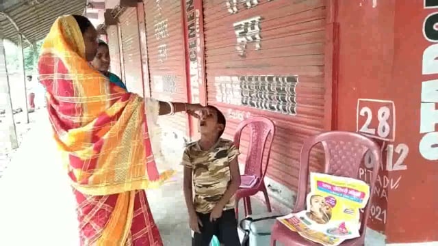पल्स पोलियो अभियान के तहत मननपुर चौक सहित चयनित स्थलों पर 0 से 5 वर्ष तक के बच्चों को पिलाई गई पल्स पोलियो की दवा