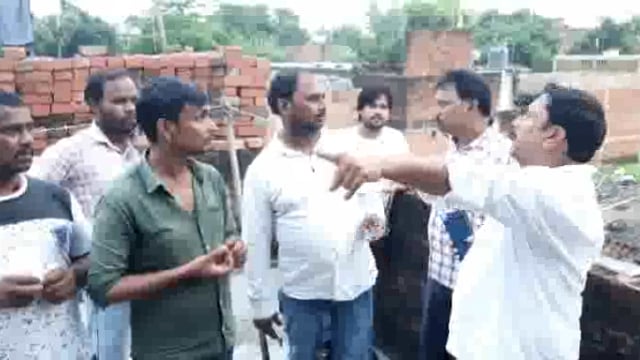 हाईटेंशन तार गिरने से बाल-बाल बचा युवक वह पूरा परिवार बिजली विभाग की लापरवाही के चलते हो सकता था बड़ा हादसा