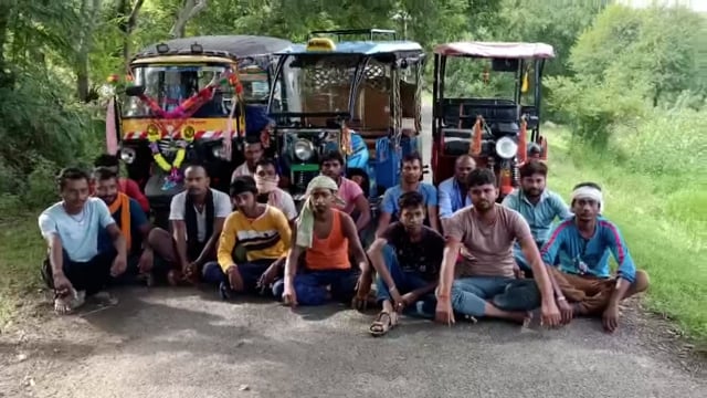 ऑटो चालक ने अपनी मांगों को लेकर सड़क जाम कर दिया। 