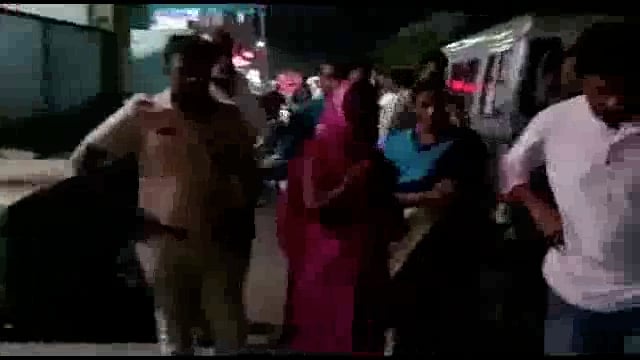 देगलूर रोडवर नालीत पडलेल्या व्यक्तीचे नगरपरिषदेच्या स्वच्छता कर्मचाऱ्यांने वाचवले प्राण