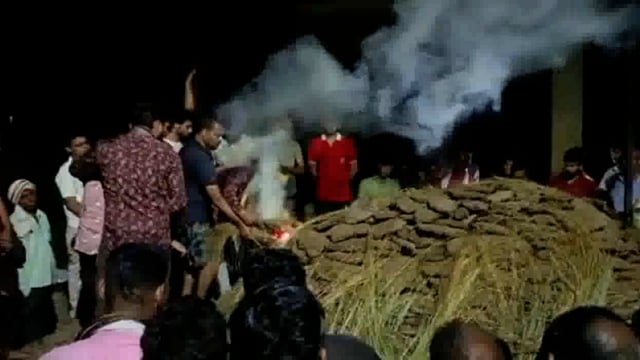 मृतक पिता की दो नन्ही परियों ने पिता को दी मुखाग्नि निभाया बेटे का फर्ज