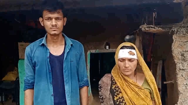 खैर ब्लॉक मैं चल रही 4 दिन से लगातार बारिश गांव निवसानी गिरा मकान बड़ा हादसा होने से टला