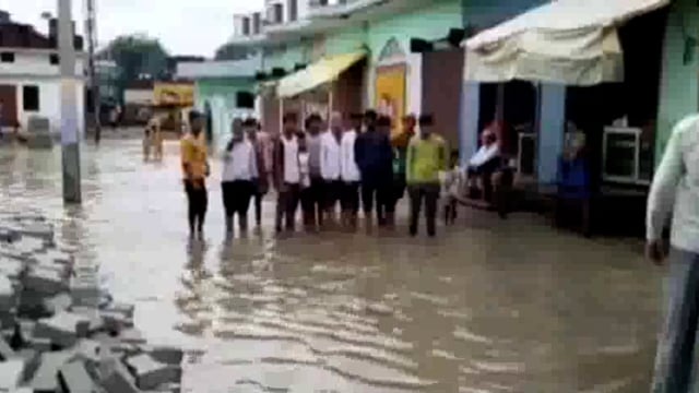 कोंच:भारी बारिश से सड़के बनी तालाब लोगों को हो रही है भारी परेशानी